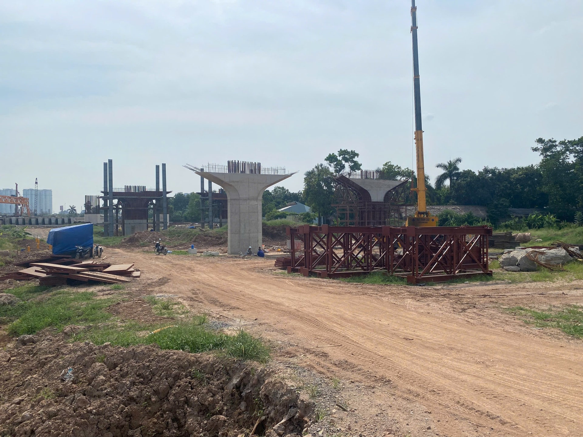 Thi công các trụ cầu dự án cầu Ngọc Hồi trên sông Hồng.