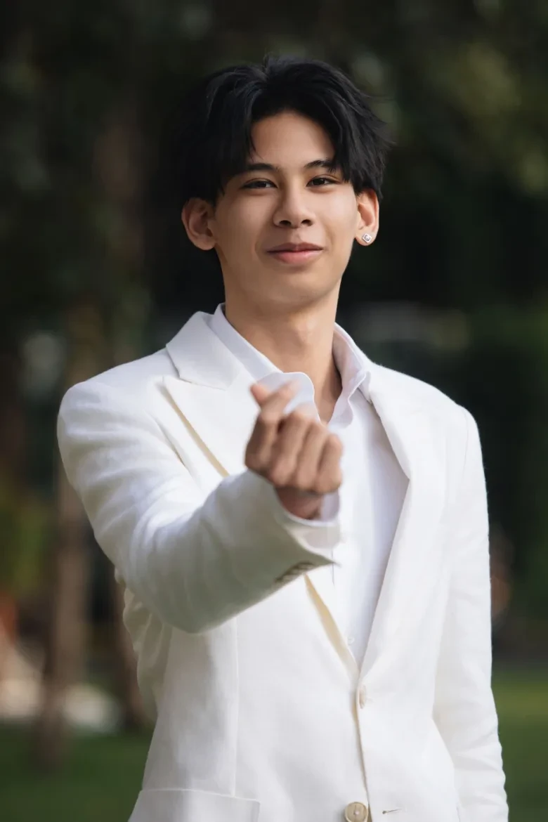 Con trai Hà Kiều Anh được khen nam tính, điển trai.
