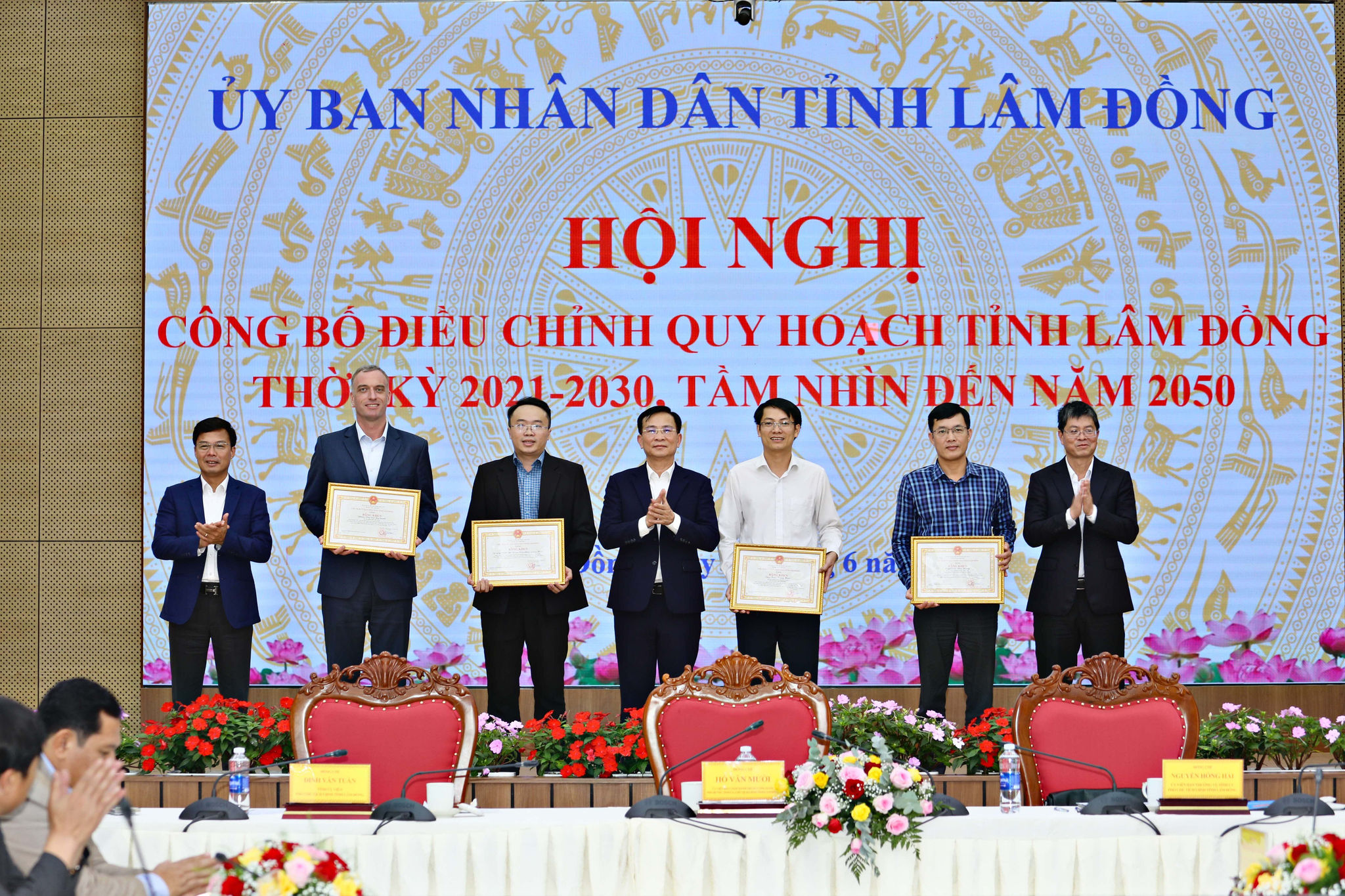 Lãnh đạo tỉnh Lâm Đồng tặng Bằng khen các đơn vị đóng góp xuất sắc vào việc hoàn thiện Quyết định Điều chỉnh quy hoạch tỉnh Lâm Đồng thời kỳ 2021-2030, tầm nhìn đến năm 2050