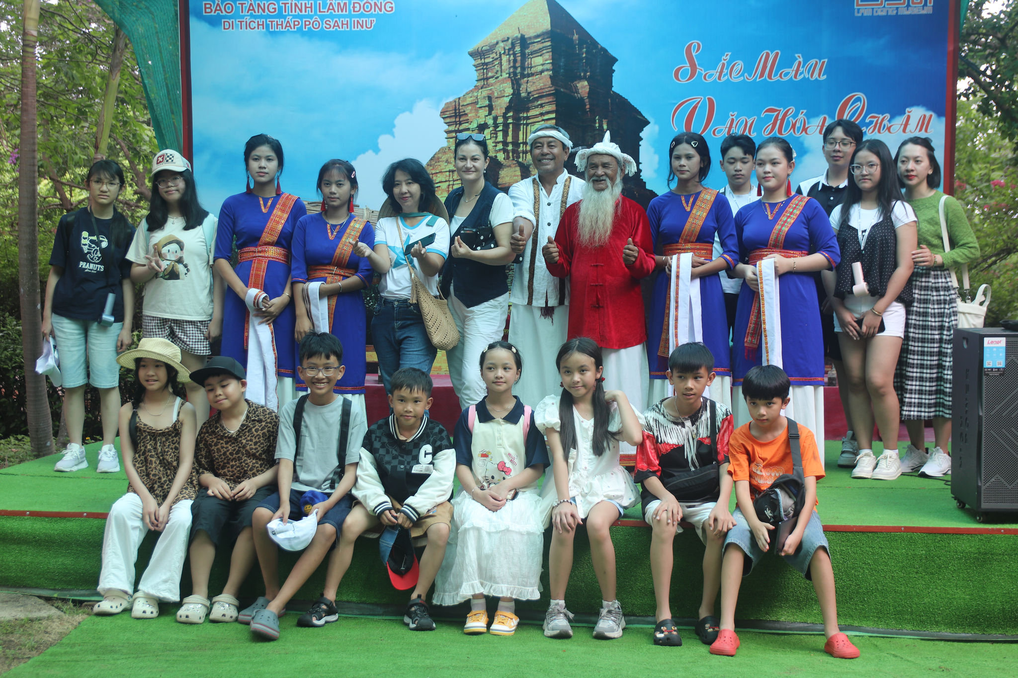cac-em-hoc-sinh-chup-hinh-luu-niem-cung-doi-van-nghe-dan-gian-cham.jpg