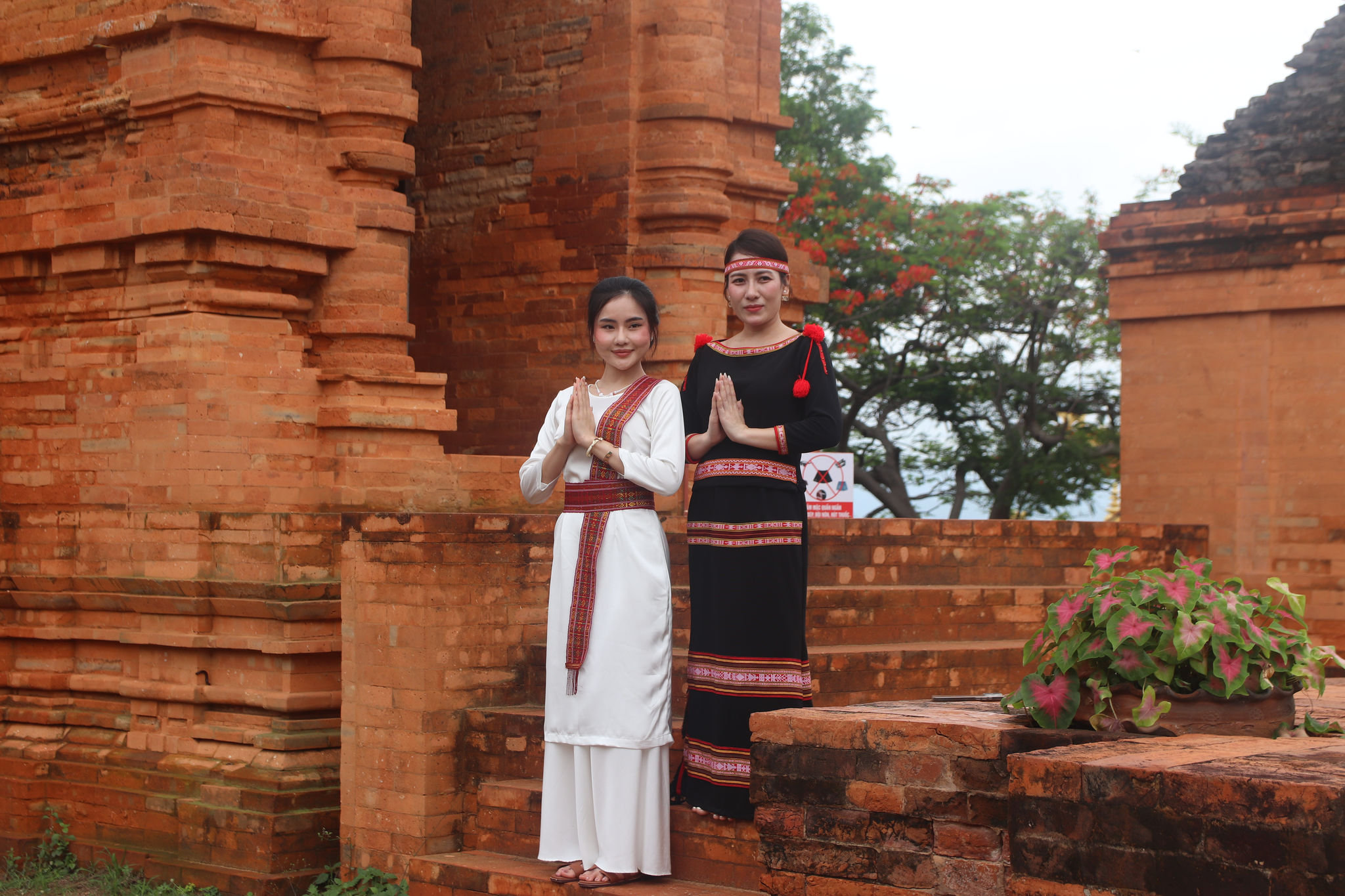 du-khach-tham-quan-chup-hinh-luu-niem-tai-di-tich-thap-po-sah-inu.jpg