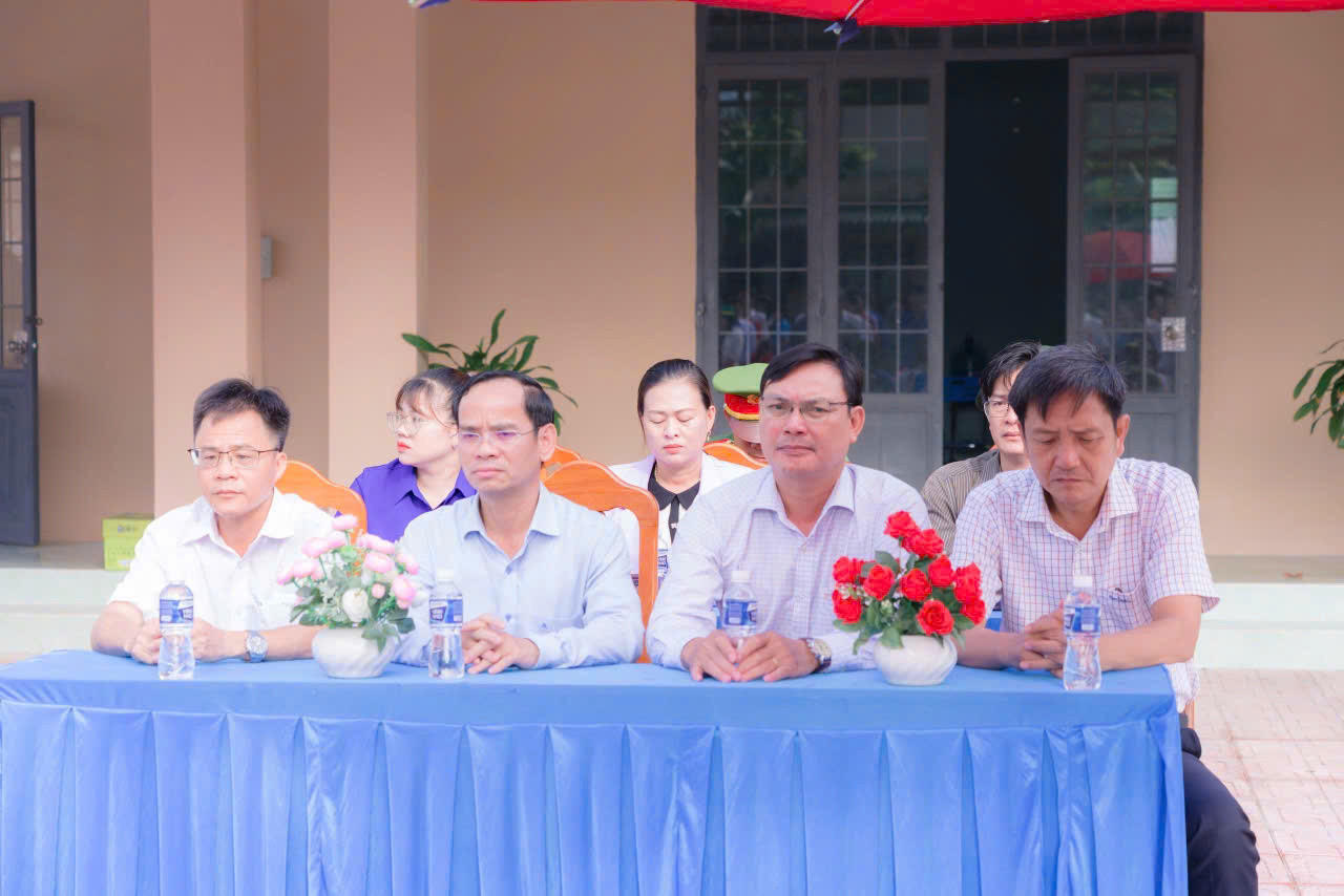  Các đại biểu, lãnh đạo địa phương tham gia buổi lễ hưởng ứng bảo vệ môi trường.