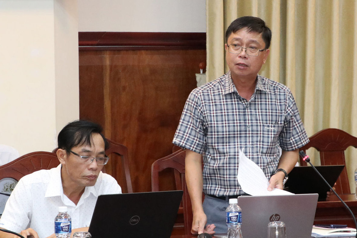 A representative of Ham Tan Commune reports at the meeting.