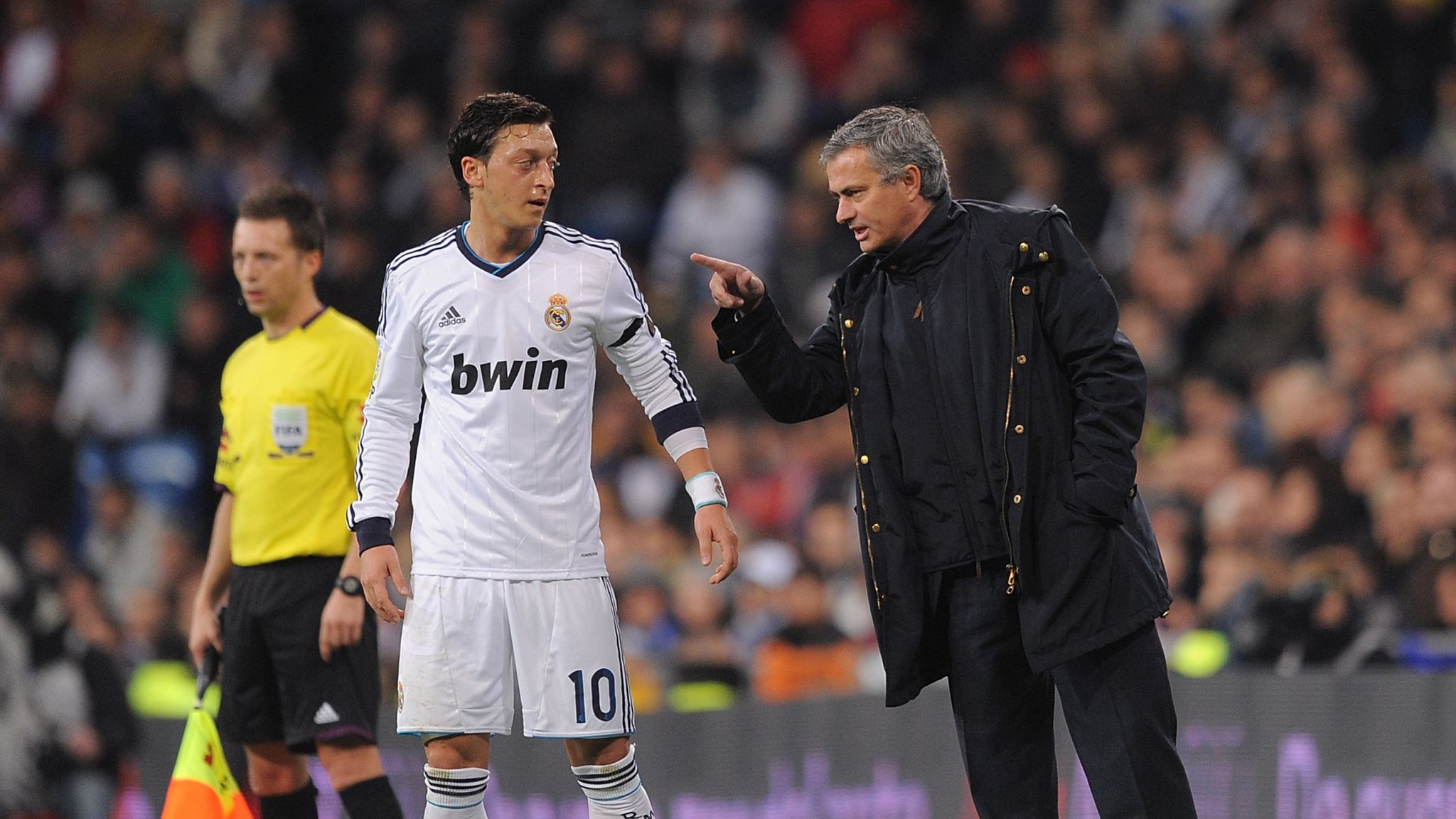 Jose Mourinho và Mesut Ozil trao đổi chiến thuật