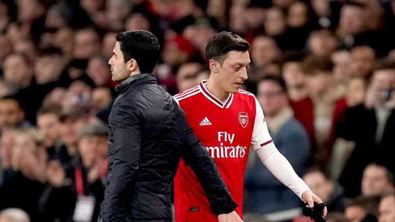 Hình ảnh Ozil ngồi trên băng ghế dự bị