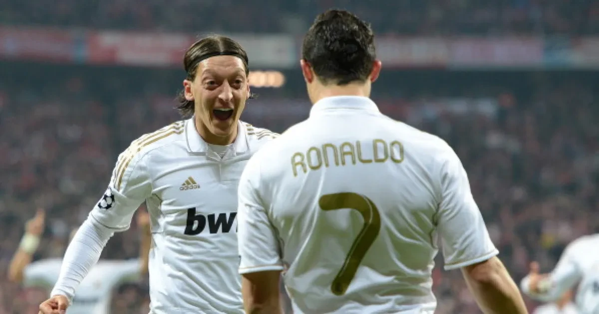 Ozil ăn mừng cùng Ronaldo trong màu áo Real Madrid
