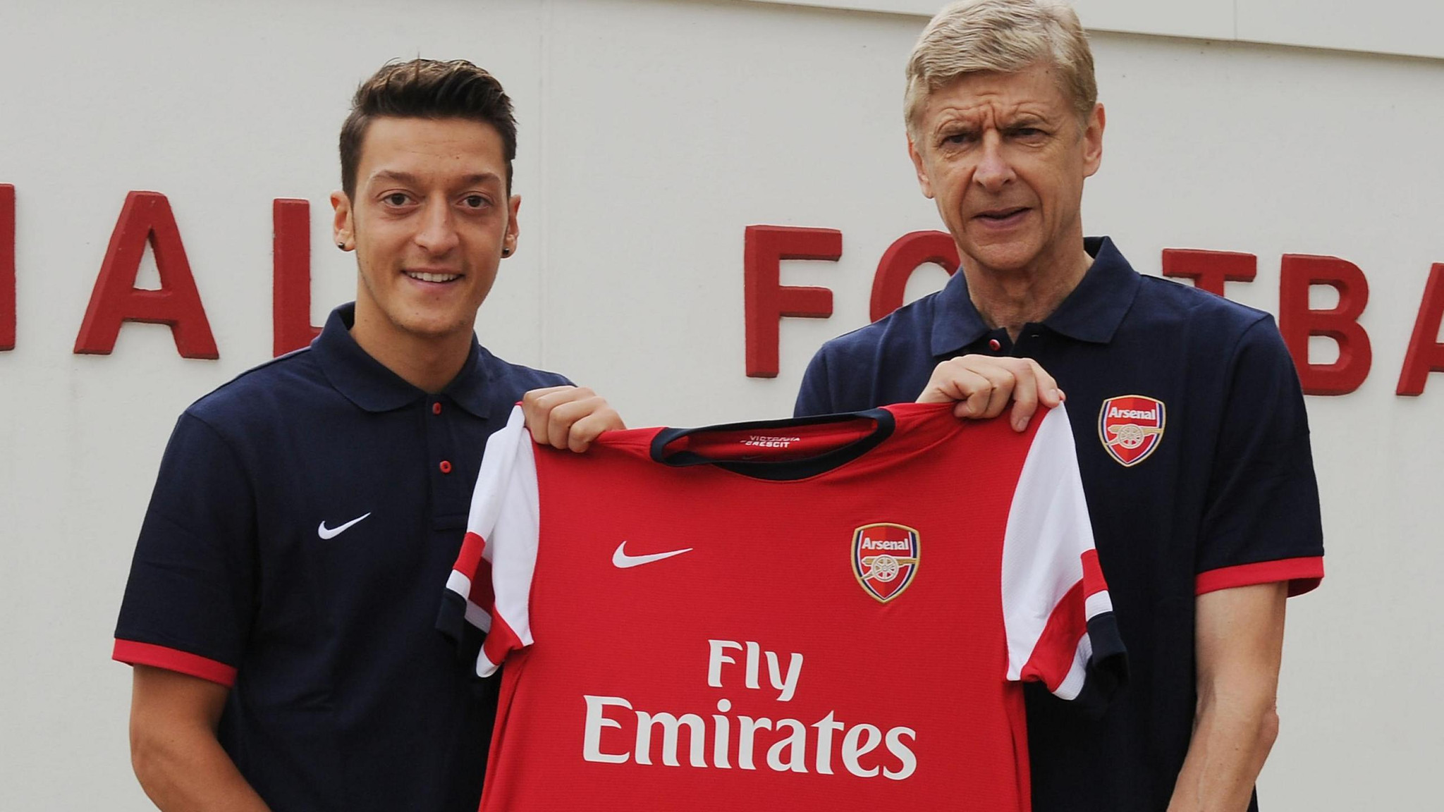 Mesut Ozil vẫy tay chào cổ động viên Arsenal