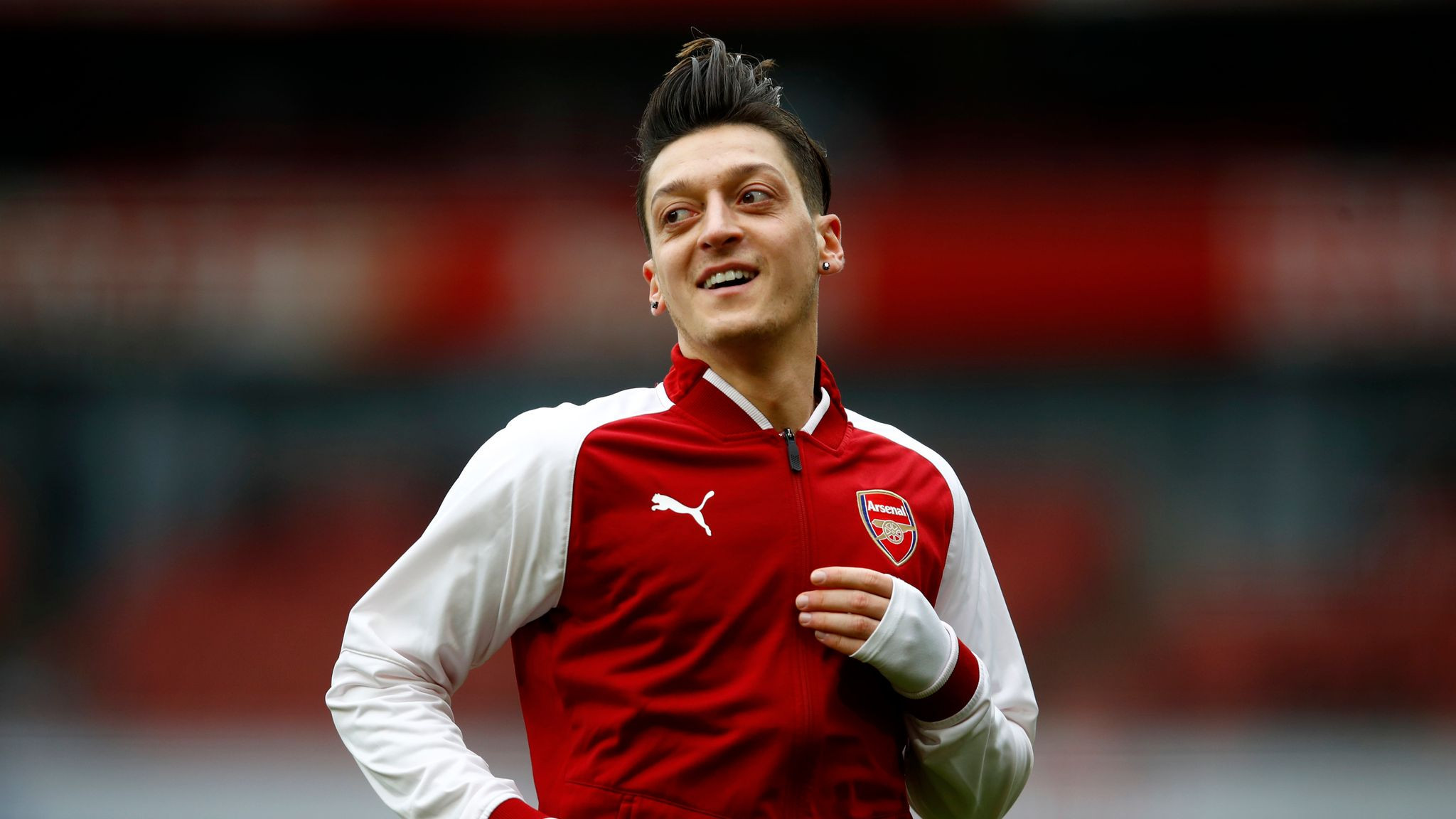 Mesut Ozil trong màu áo thi đấu thể hiện kỹ thuật điêu luyện