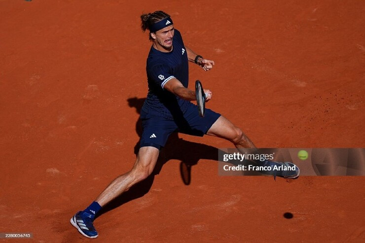 Alexander Zverev ăn mừng chiến thắng trước Jakub Mensik tại bán kết Roland Garros