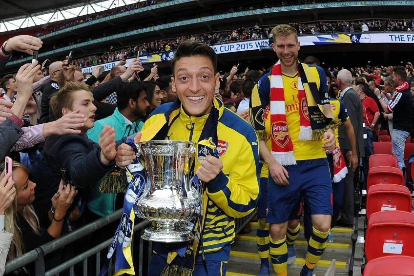 Mesut Ozil mỉm cười trong một buổi tập