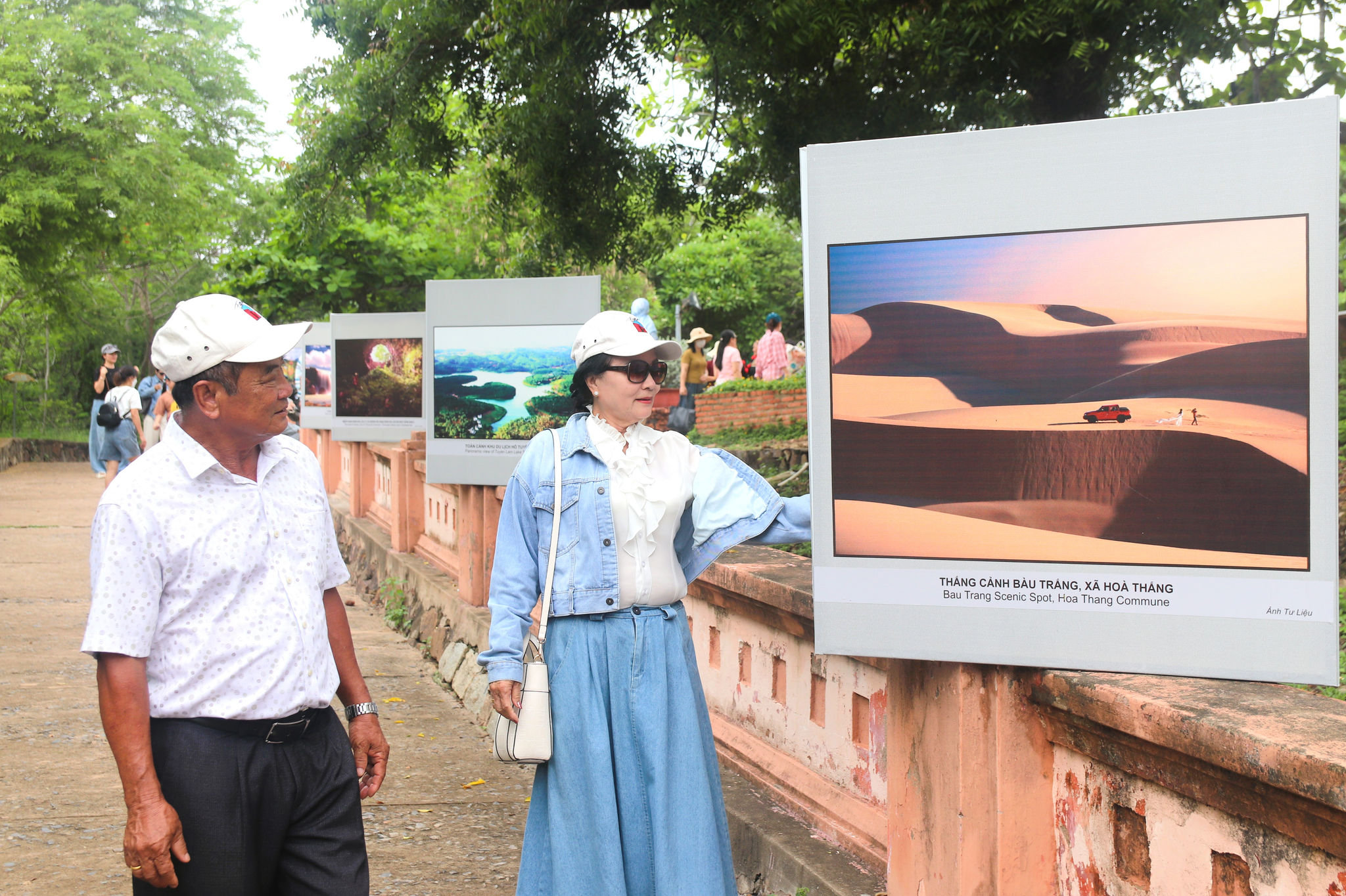 khach-tham-quan-di-tich-thang-canh-lam-dong-qua-anh-trung-bay-tai-thap-po-sah-inu.jpg