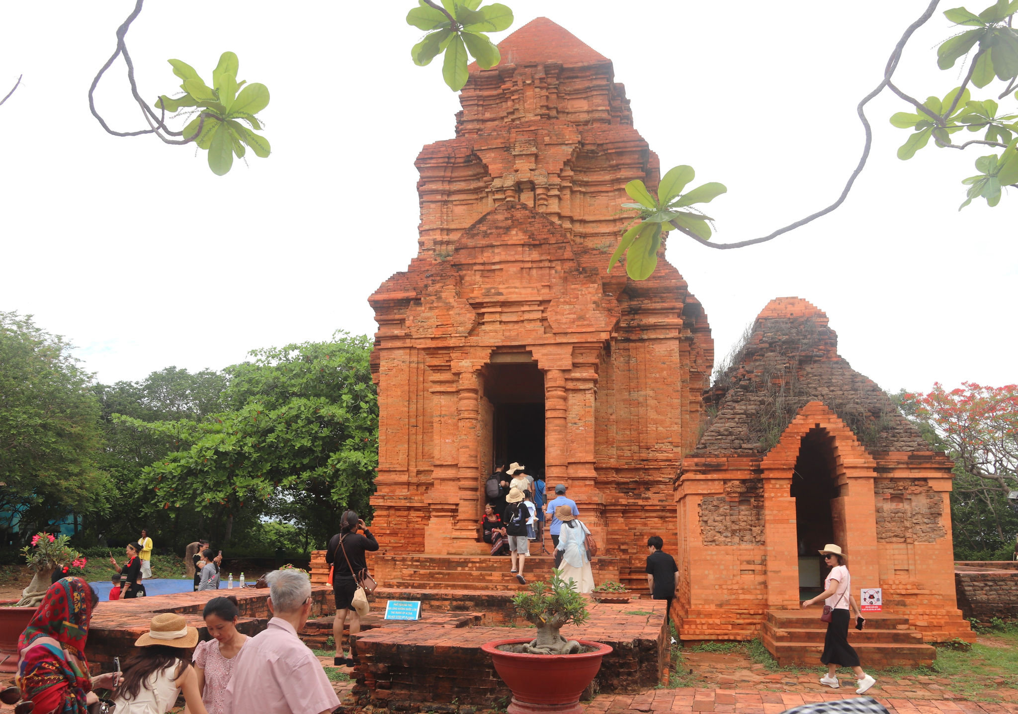 su-hoa-quyen-giua-truyen-thuyet-kien-truc-va-van-hoa-dan-gian-giup-di-tich-thap-po-sah-inu-ngay-cang-hap-dan-du-khach-trong-hanh-trinh-kham-pha-di-san.jpg