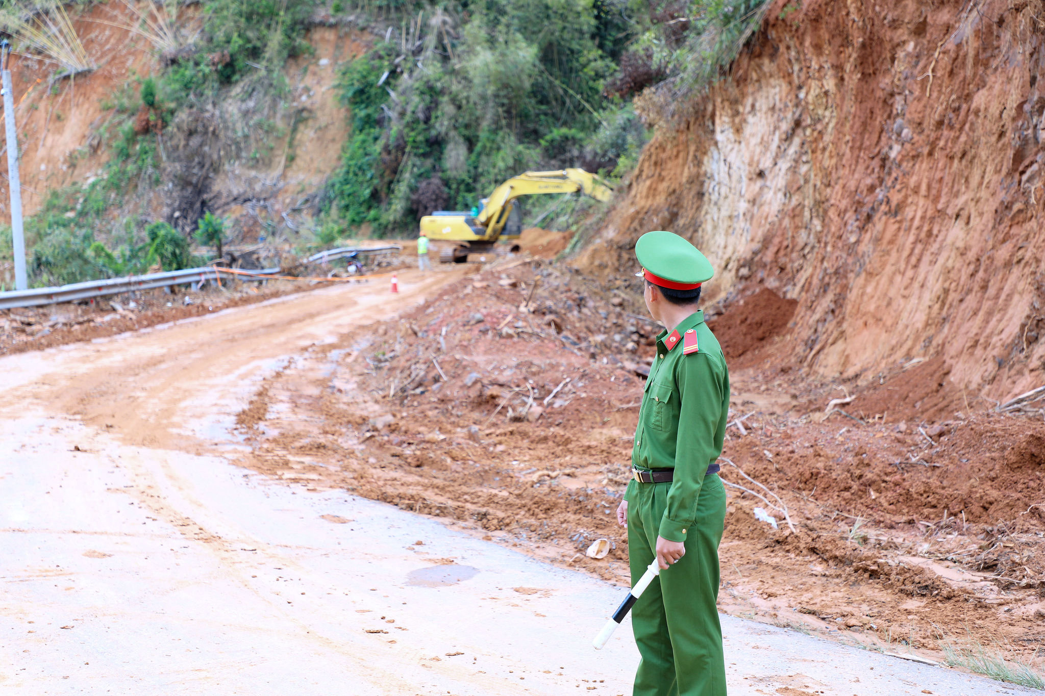 Xã Sơn Điền bố trí lực lượng túc trực tại những khu vực đang triển khai tạm dừng lưu thông để khắc phục sạt lở tại đèo Gia Bắc
