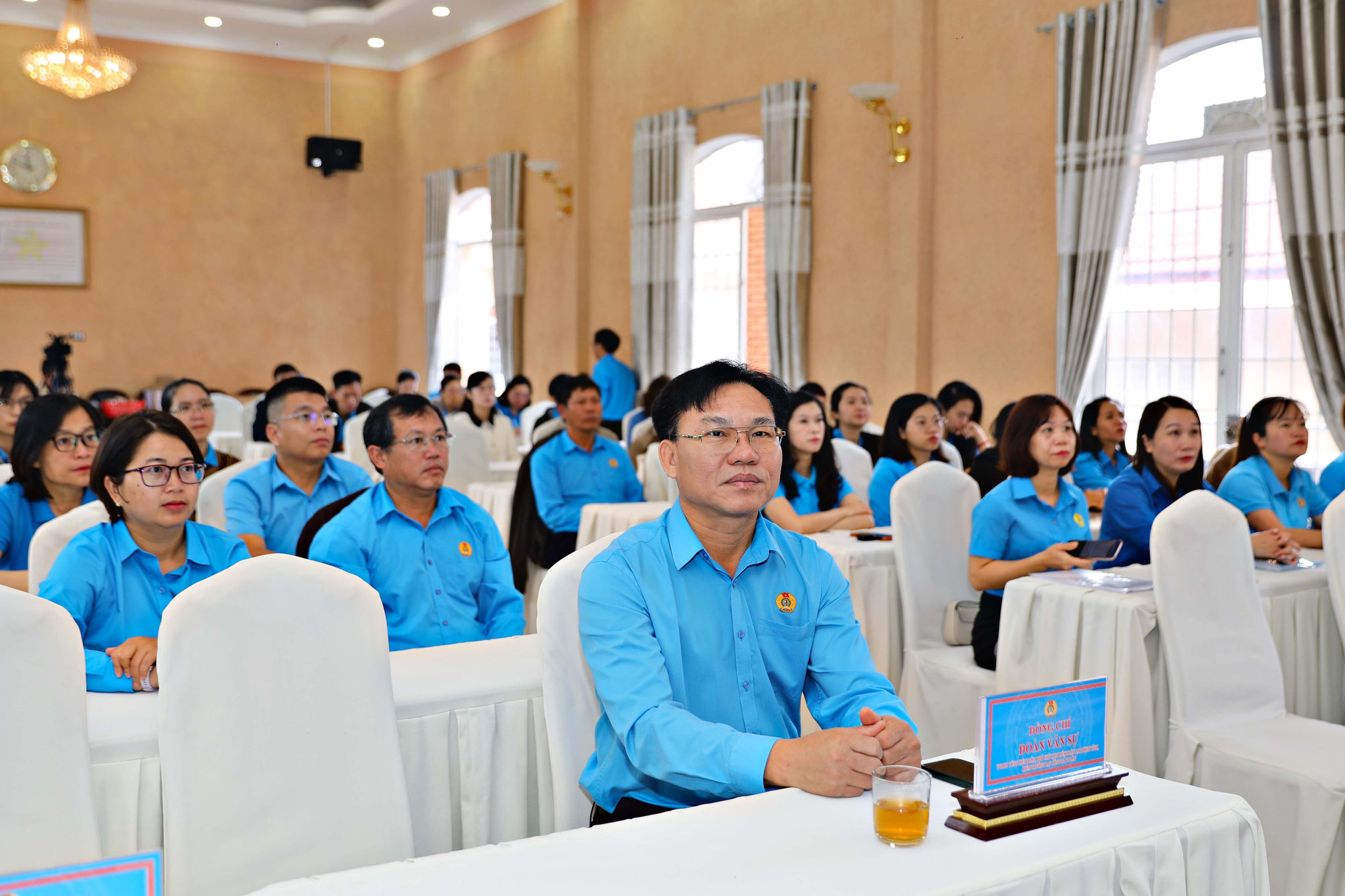 Lãnh đạo Liên đoàn Lao động tỉnh Lâm Đồng cùng đông đảo đoàn viên công đoàn địa phương tham dự Lễ phát động trực tuyến tại điểm cầu khu vực Đà Lạt