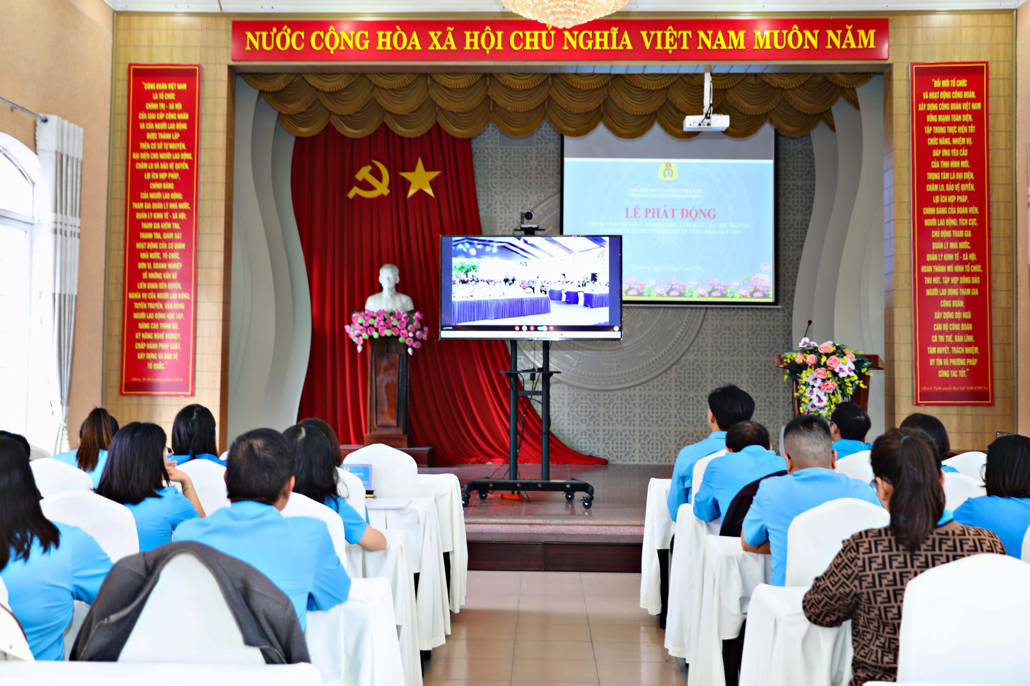  Công đoàn viên tham dự chương trình phát động phong trào thi đua “Lao động giỏi, năng suất cao, thu nhập tốt” giai đoạn 2026 - 2031, chào mừng thành công Đại hội XIV Công đoàn Việt Nam tại điểm cầu khu vực Đà Lạt, tỉnh Lâm Đồng