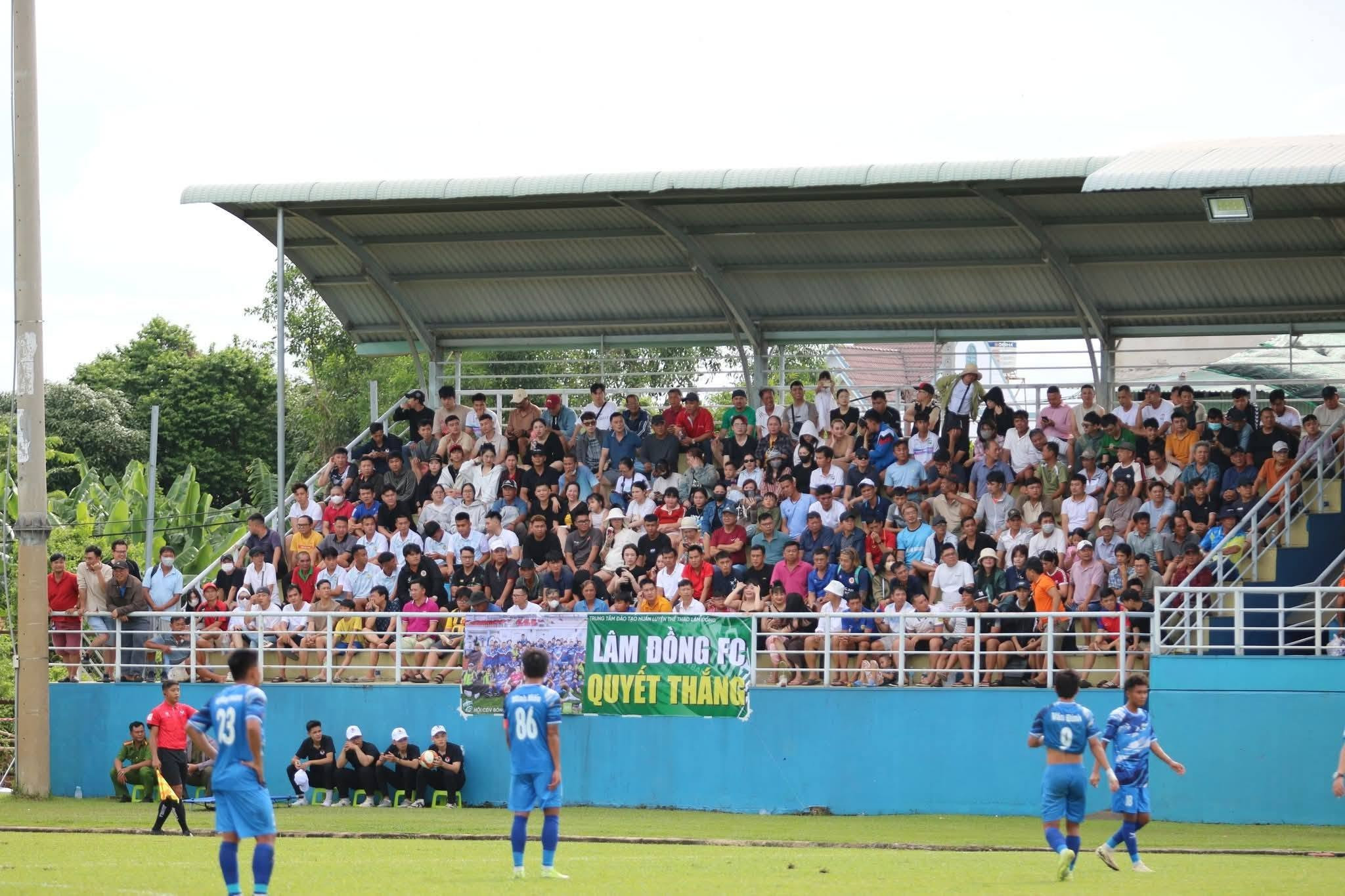 Đội bóng đá Lâm Đồng dù thi đấu sân khách vẫn luôn nhận được sự cổ vũ rất nhiệt tình từ người hâm mộ quê nhà