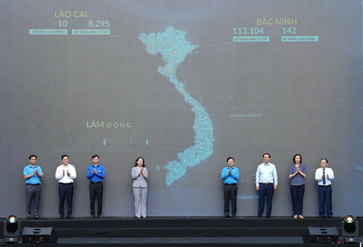 Đại diện lãnh đạo Đảng, Nhà nước, Tổng LĐLĐVN, LĐLĐ TP Hà Nội... cùng lên sân khấu thực hiện Nghi thức phát động phong trào thi đua toàn quốc “Lao động giỏi – Năng suất cao – Thu nhập tốt”. Ảnh: Hữu Chánh- Báo Lao Động