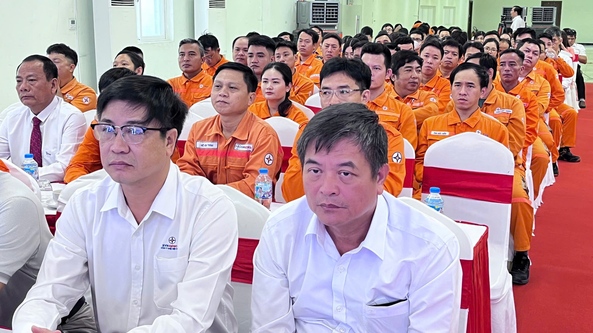 Đại biểu dự lễ phát động tại điểm cầu Nhà máy Nhiệt điện Vĩnh Tân 4