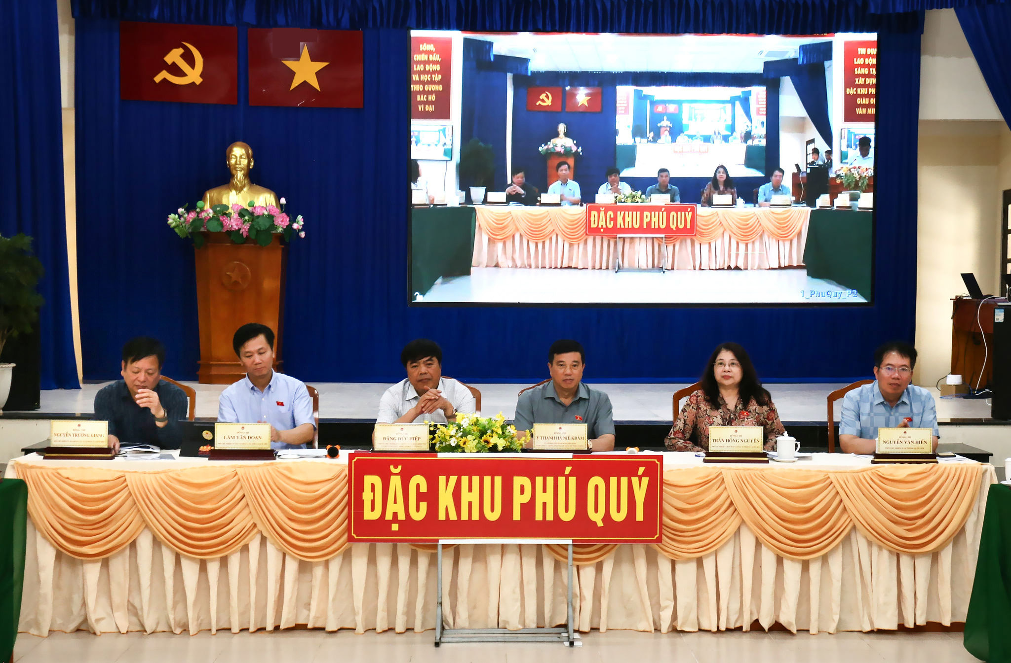 dong-chi-y-thanh-ha-nie-kdam-uy-vien-trung-uong-dang-bi-thu-tinh-uy-lam-dong-truong-doan-dai-bieu-quoc-hoi-tinh-cung-cac-dai-bieu-quoc-hoi-tinh-lam-dong-tham-du-hoi-nghi-tai-dac-khu-phu-quy-2-(1).jpg