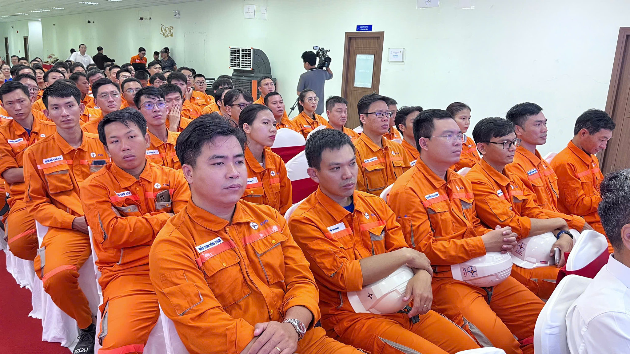 Đông đảo cán bộ, công nhân viên Nhà máy Nhiệt điện Vĩnh Tân 4 tham dự lễ phát động