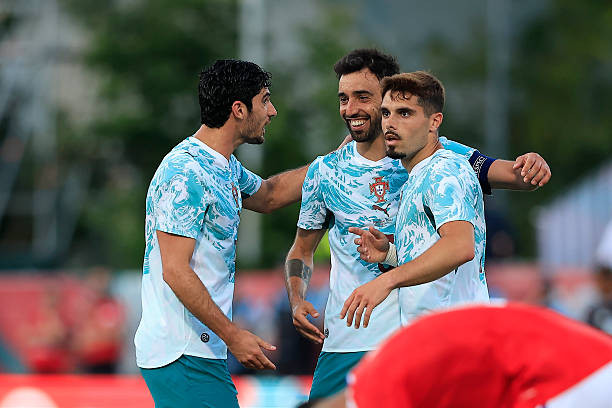Bruno Fernandes tỏa sáng với một siêu phẩm sút xa giúp Bồ Đào Nha củng cố chiến thắng.