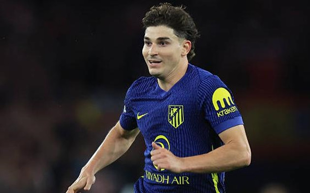 Tiền đạo Julian Alvarez có thể gia nhập Arsenal sau khi các cuộc đàm phán với Barca bế tắc.