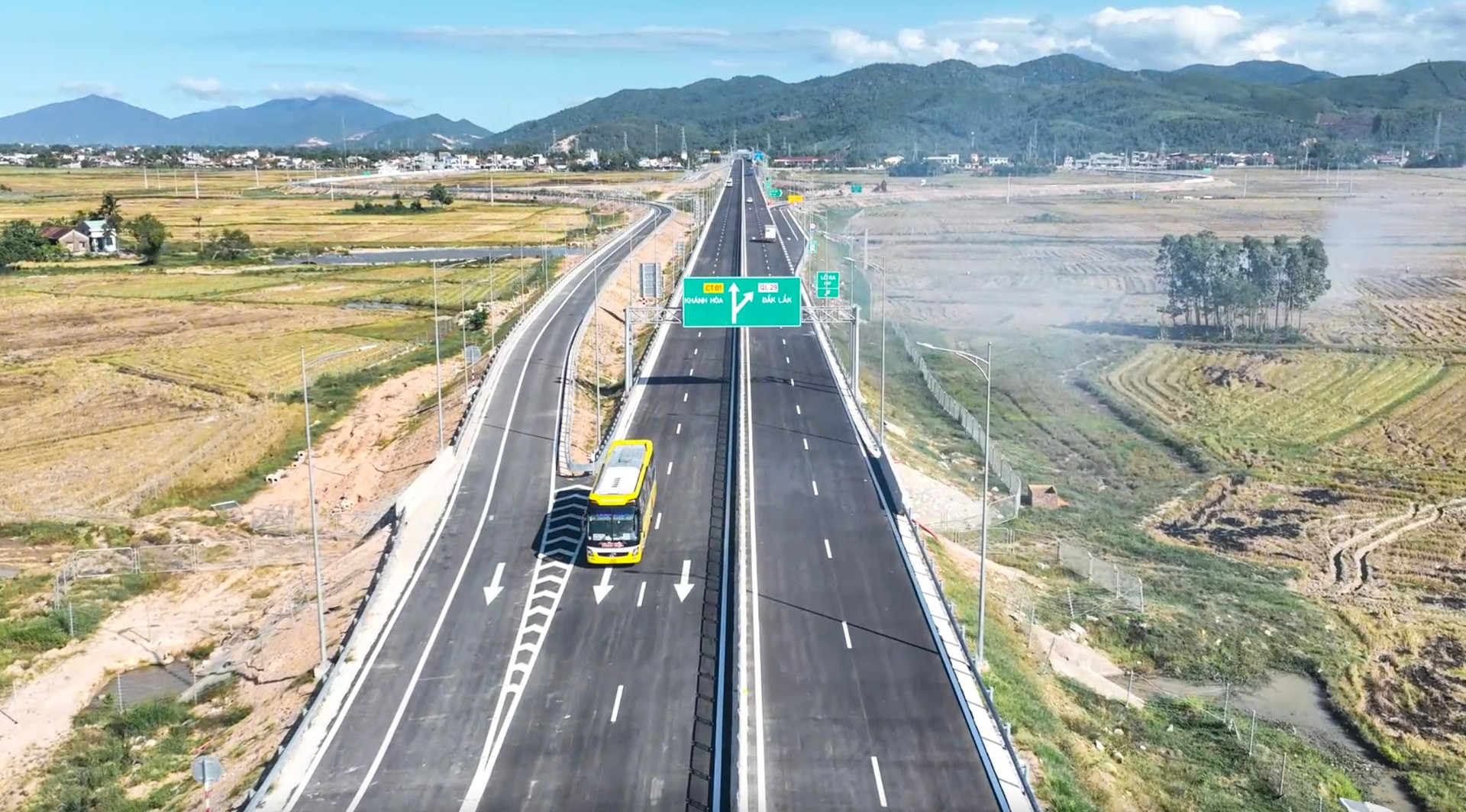 Thi công hoàn thiện các hạng mục cuối trên tuyến cao tốc Chí Thạnh - Vân Phong vào tháng 6/2026.