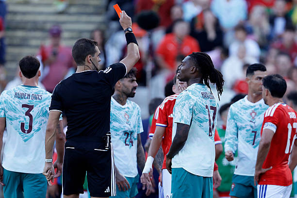 Rafael Leao nhận thẻ đỏ trực tiếp sau tình huống va chạm với cầu thủ Chile.