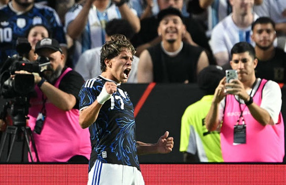Giuliano Simeone ghi dấu ấn trong chiến thắng của Argentina.
