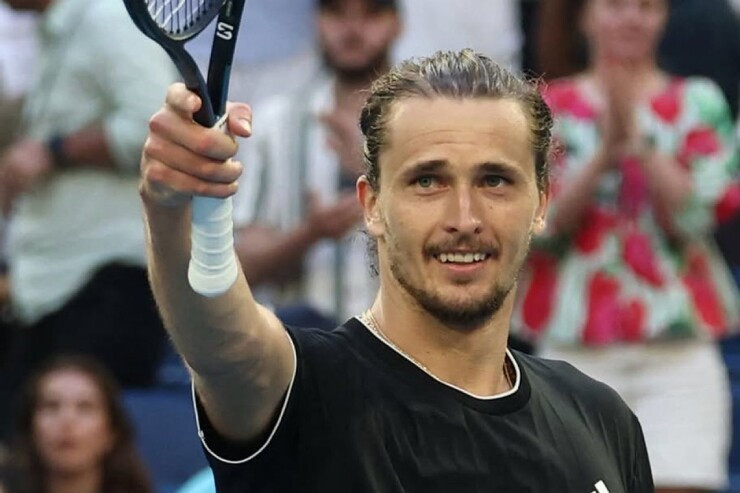 Alexander Zverev xuất hiện với vẻ mặt suy tư sau trận bán kết Roland Garros 2026