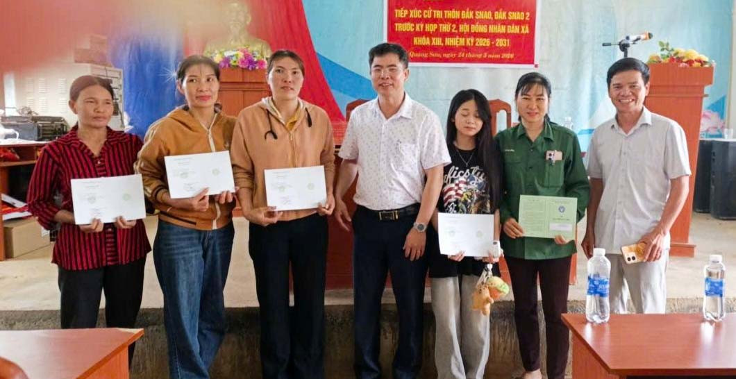 ong-pham-van-duan-ph.ct-ubnd-xa-trao-bhxh-cho-nong-dan-dak-snao-2.jpg