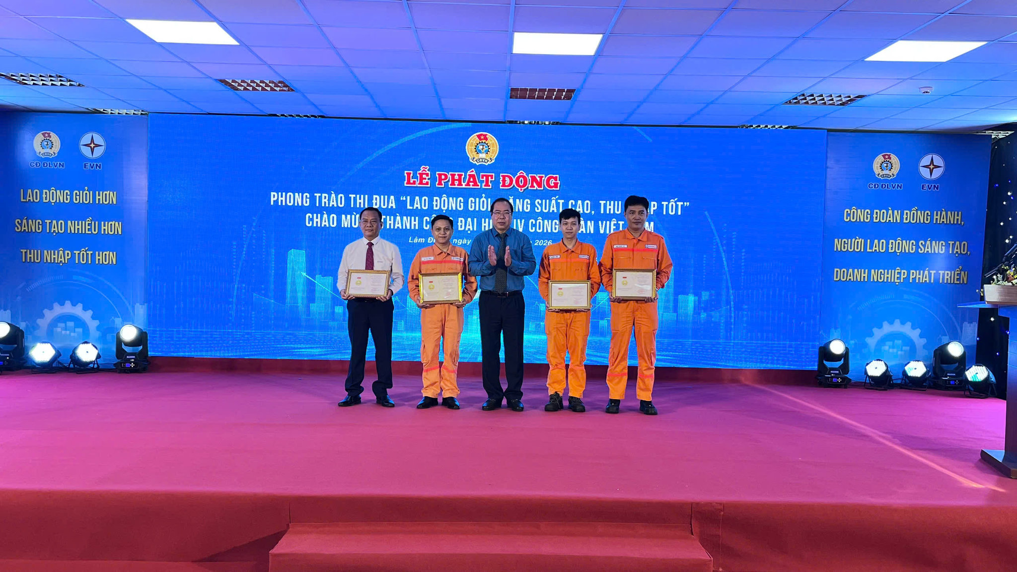 Tổng Liên đoàn Lao động Việt Nam tặng Bằng lao động sáng tạo cho 4 cá nhân thuộc Tập đoàn Điện lực VIệt Nam