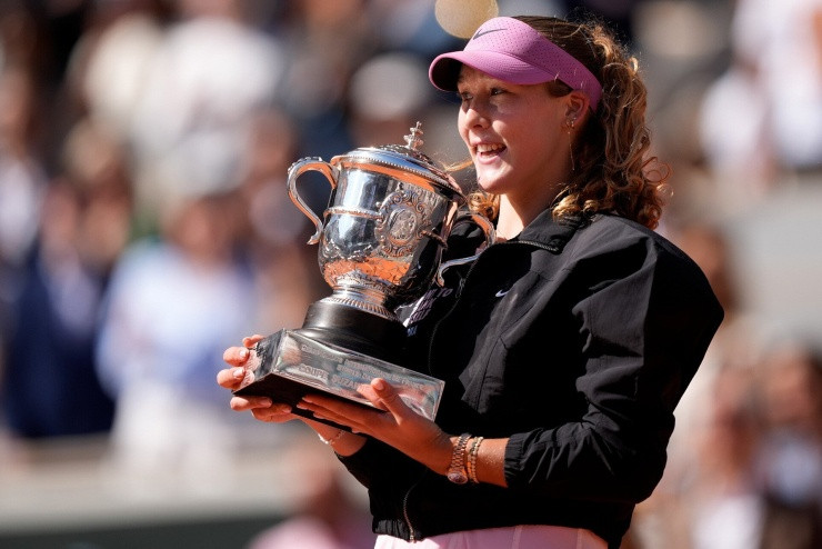 Mirra Andreeva ăn mừng chức vô địch Roland Garros 2026.