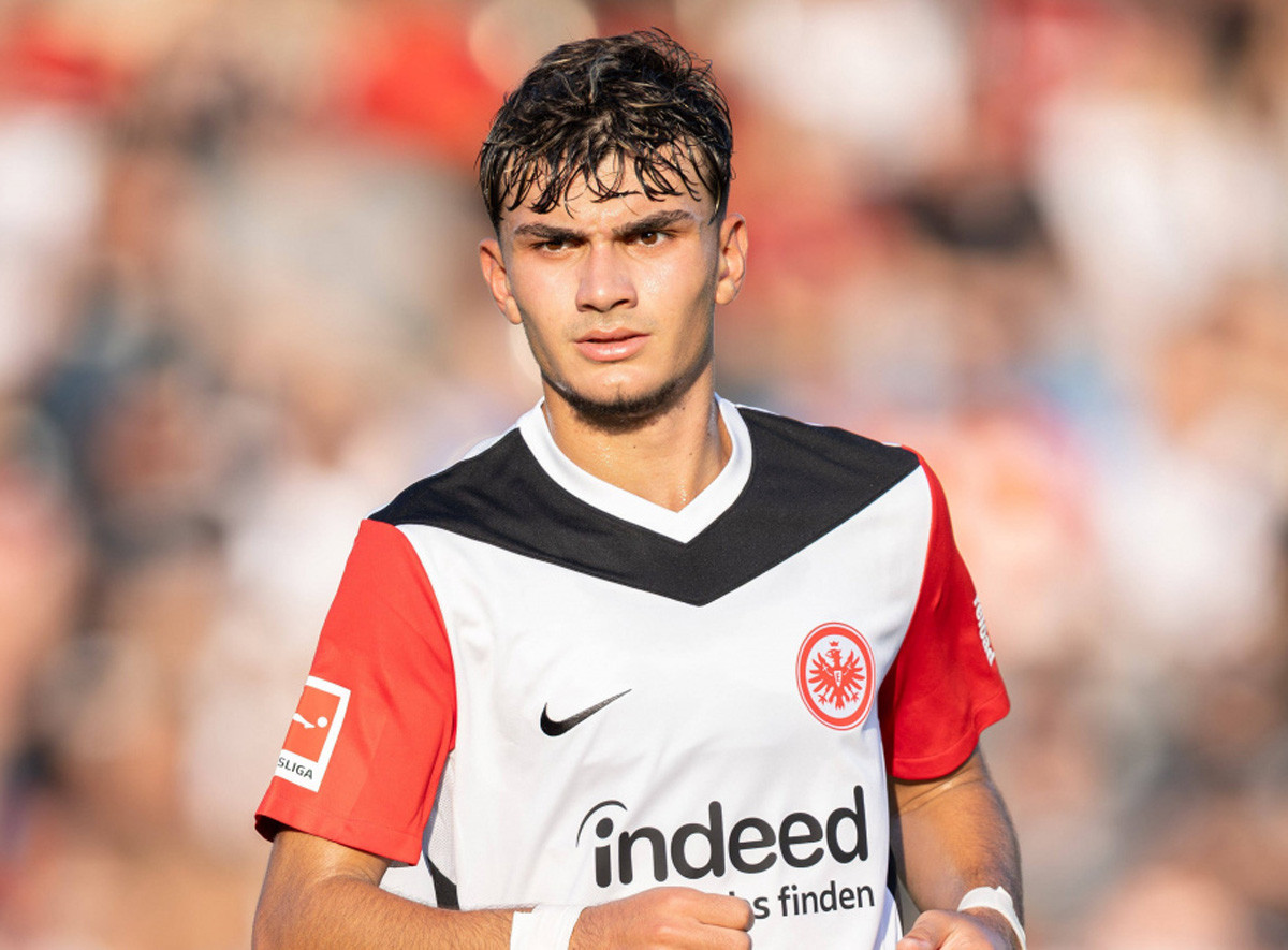 Can Uzun, tài năng trẻ đa năng đang khoác áo Eintracht Frankfurt.