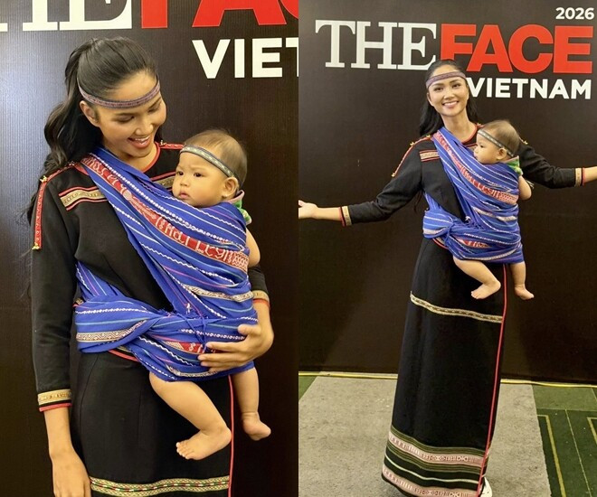 H'Hen Niê mặc trang phục truyền thống và địu con gái Harley bằng khăn của người Ê Đê