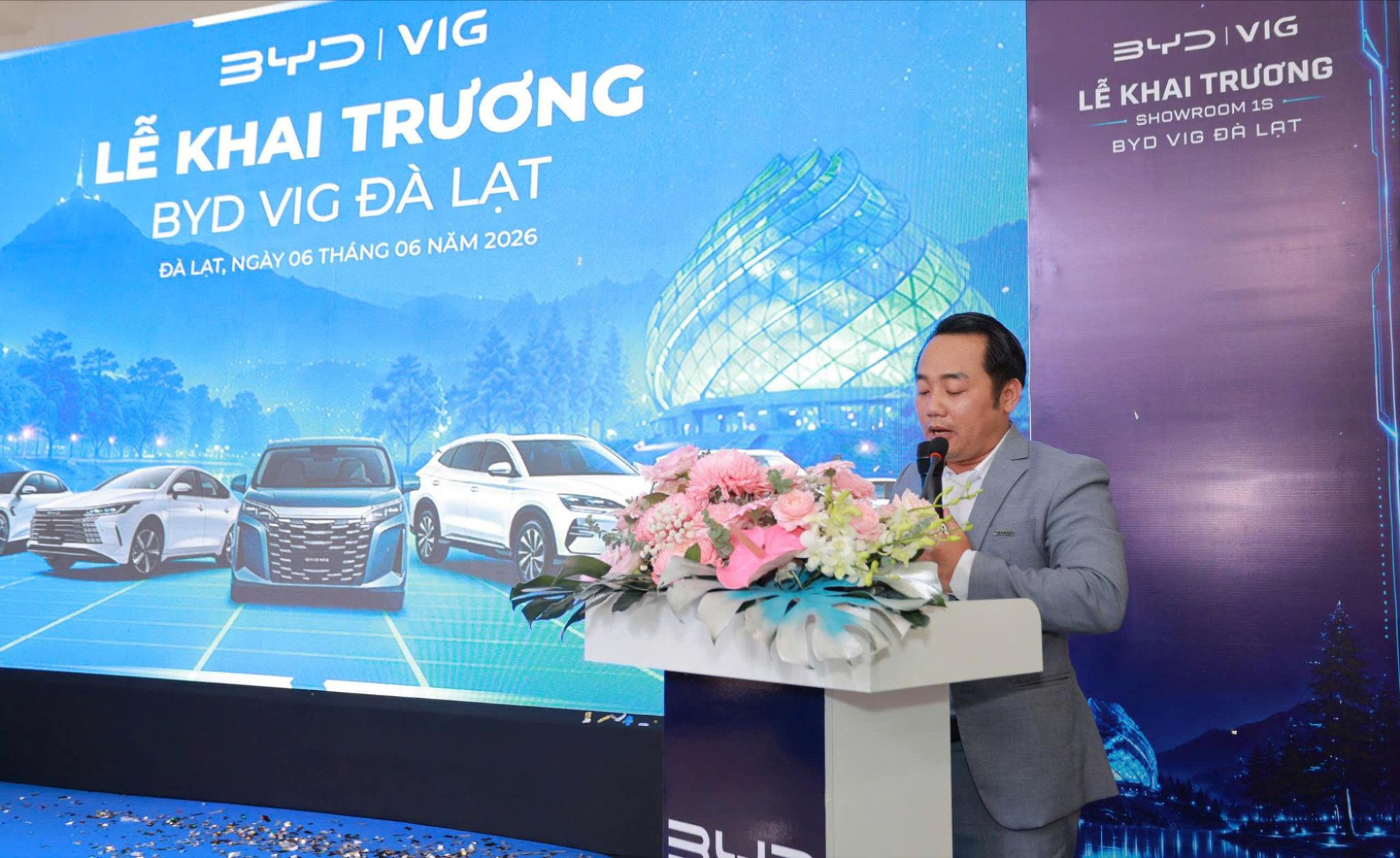 Ông Trần Bảo Chung - Giám đốc Showroom BYD VIGp Đà Lạt hát biểu tại lễ khai trương.