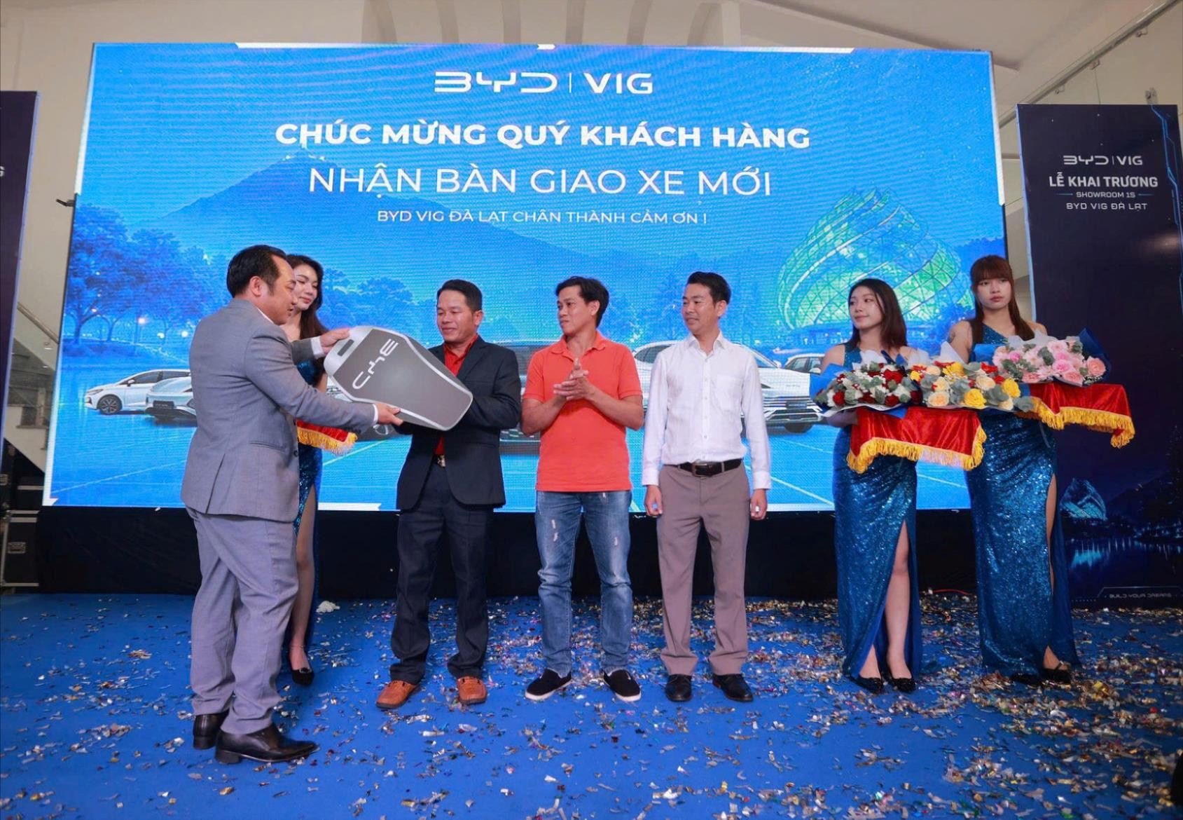 Khách hàng nhận bàn giao xe tại Showroom BYD VIG Đà Lạt trong ngày khai trương.