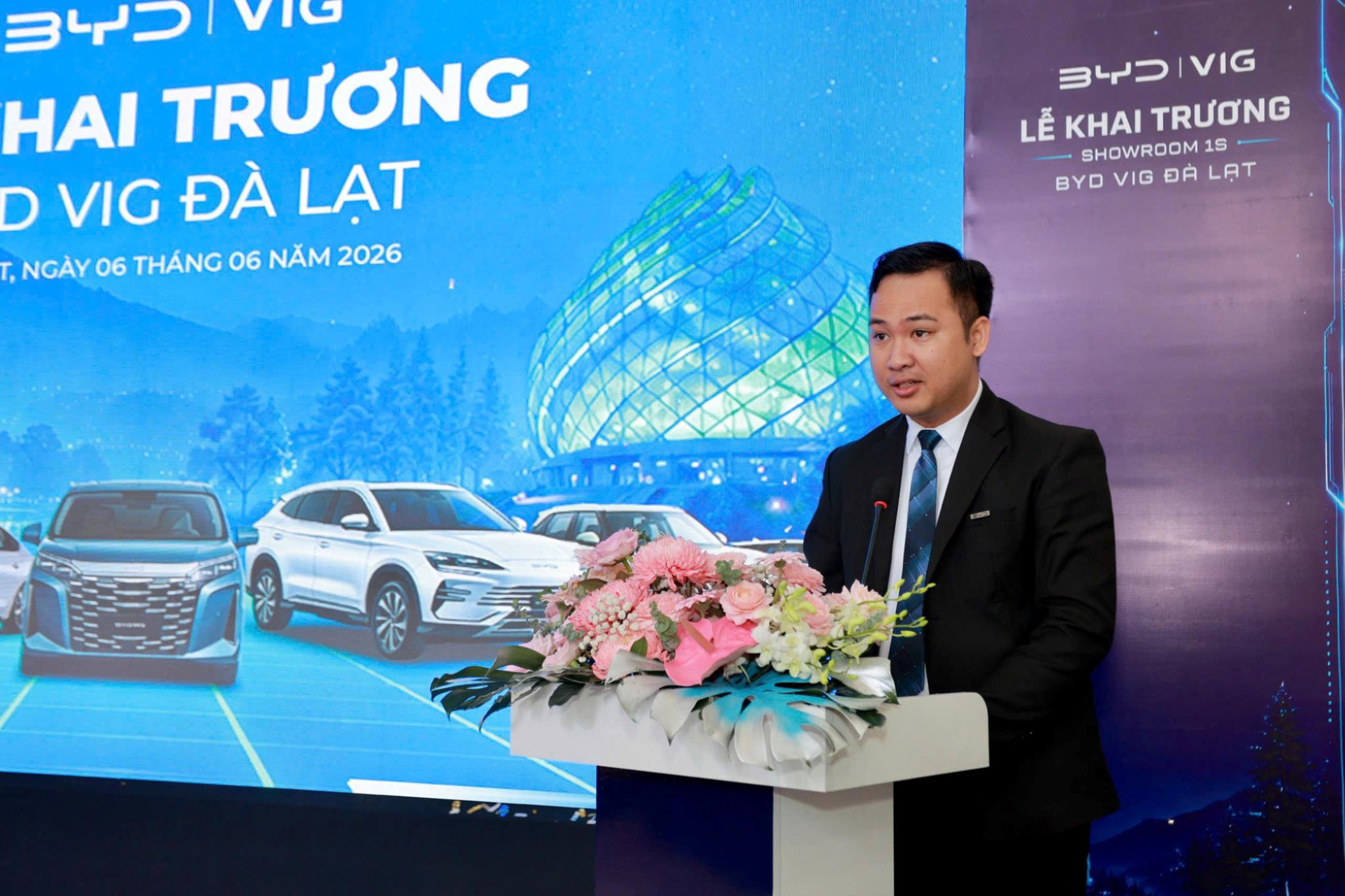 Ông Võ Nhật Vinh – Giám đốc Kinh doanh vùng BYD Auto Việt Nam phát biểu tại lễ khai trương Showroom BYD VIG Đà Lạt.