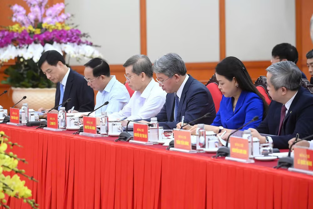 Các đồng chí lãnh đạo Đảng, Nhà nước và các đại biểu tham dự cuộc làm việc. (Ảnh: ĐĂNG KHOA) z7916580417983-21cedc9562184aa7082f6992f994b8a4.jpg