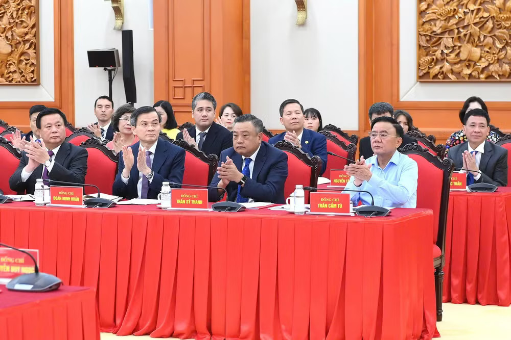 Các đồng chí lãnh đạo Đảng, Nhà nước và các đại biểu tham dự cuộc làm việc. (Ảnh: ĐĂNG KHOA) z7916579707944-e694291c3e5d59037231f78e216dc5e5.jpg