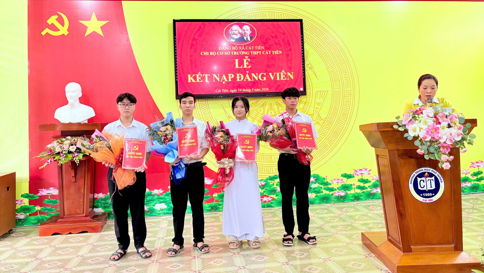 Các học sinh ưu tú của Trường THPT Cát Tiên vừa được kết nạp Đảng vào dịp `