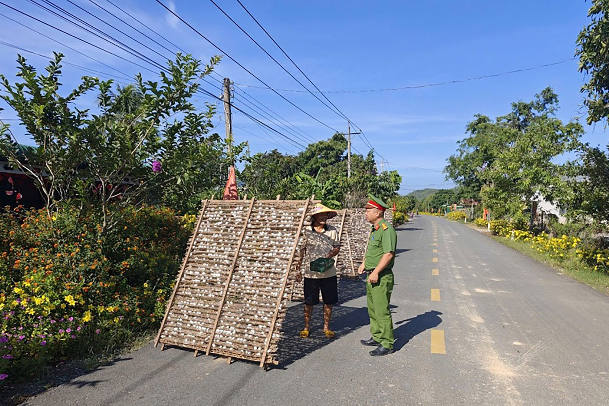 cong-an-xa-da-teh-2-tuyen-truyen-nhac-nho-nguoi-dan-khong-phoi-nong-san-tren-long-le-duong-anh-le-tien-2-.jpg