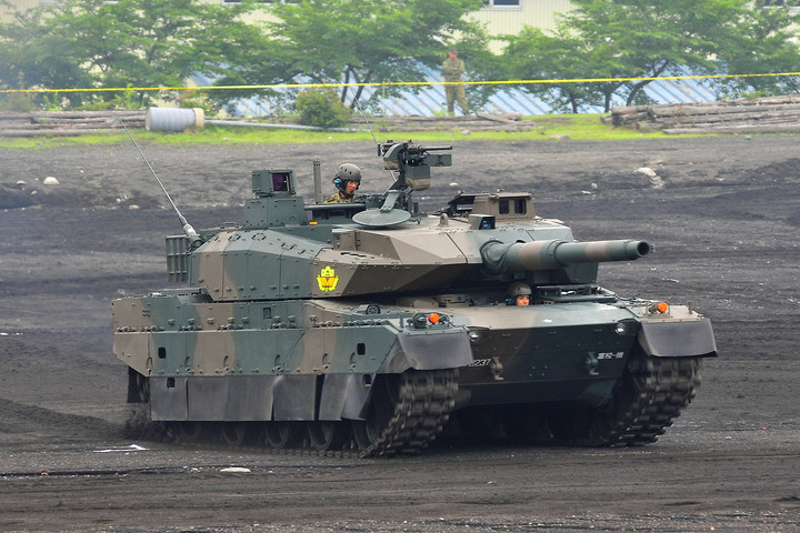 Xe tăng Type 10 của Nhật Bản tại một buổi huấn luyện quân sự.