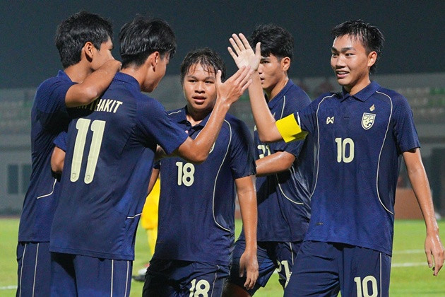 U19 Thái Lan ăn mừng chiến thắng trước U19 Malaysia, gián tiếp giúp U19 Việt Nam có lợi thế.