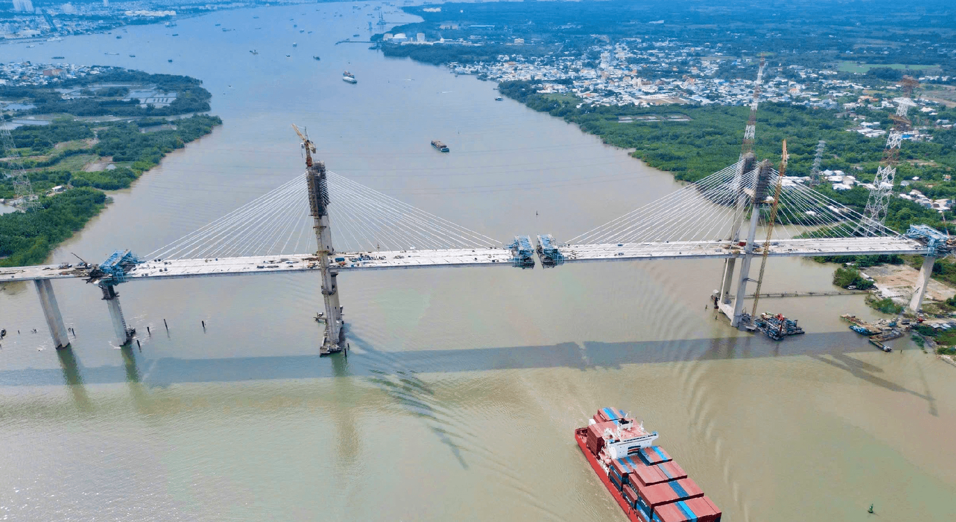 Cầu Phước Khánh với tĩnh không 55m đang hoàn thiện những công đoạn cuối cùng để hợp long trong tháng 6/2026.