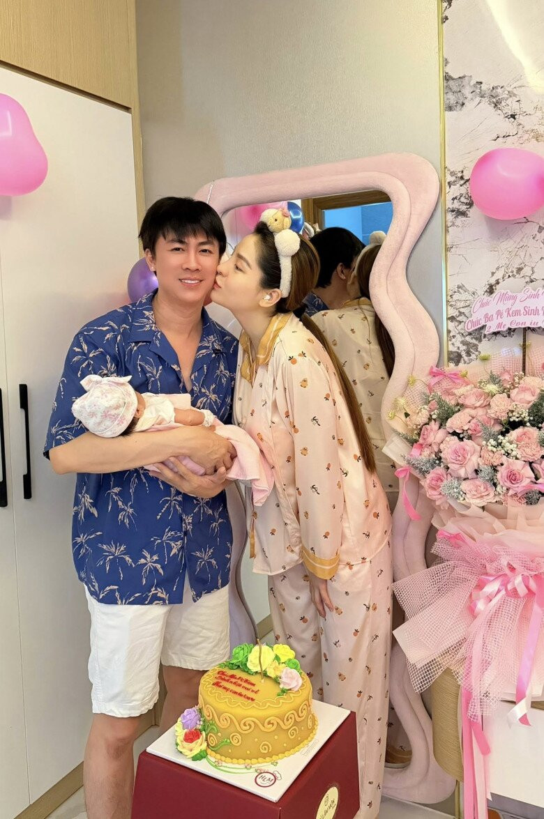 Quỳnh Lương bế con tại nhà vườn.