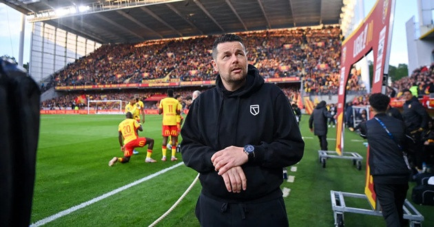 HLV Pierre Sage trong màu áo RC Lens.