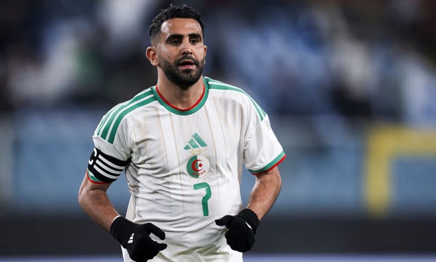 Riyad Mahrez trong màu áo đội tuyển quốc gia Algeria.
