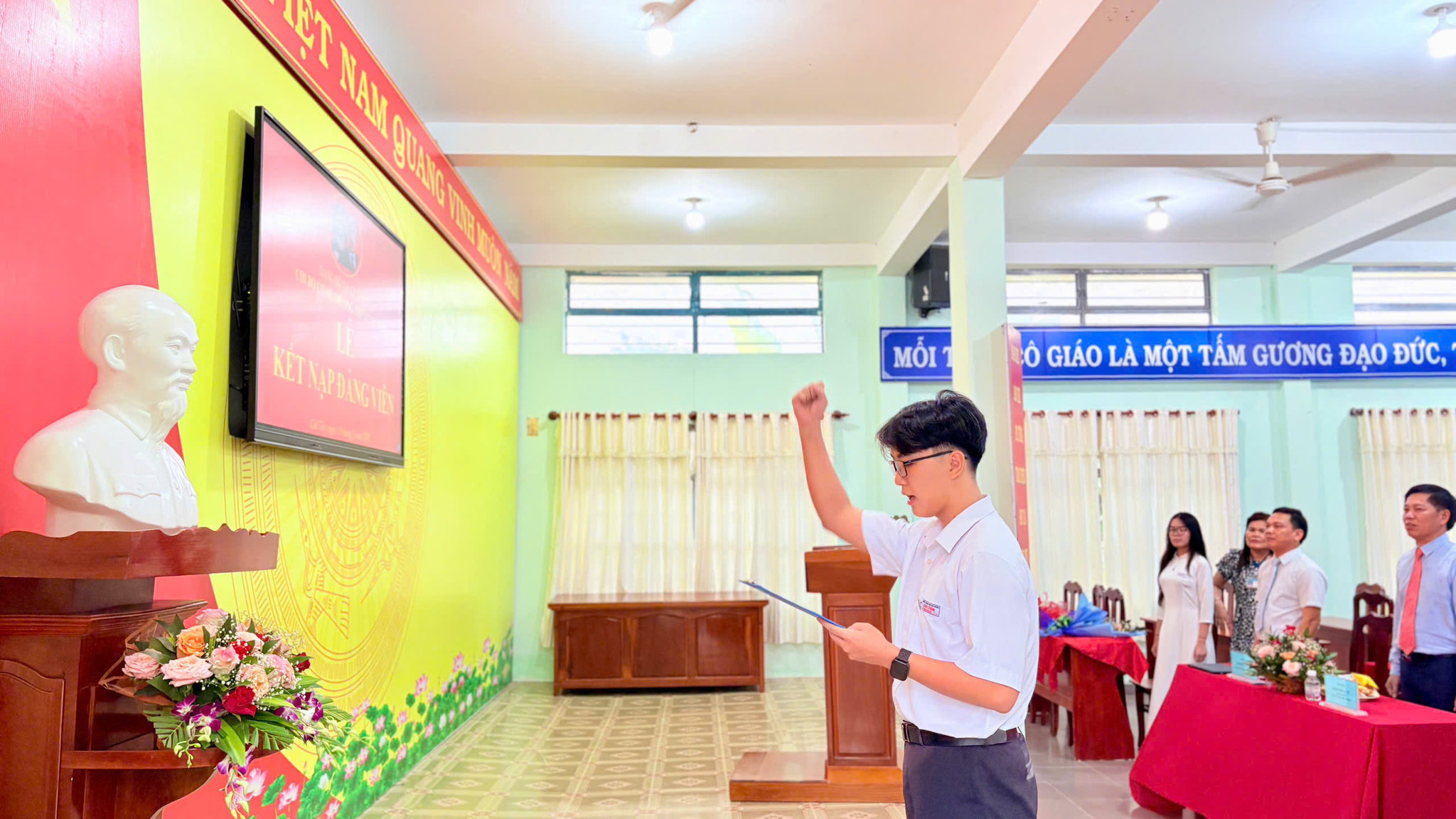 Lễ kết nạp Đảng là dấu ấn có ý nghĩa đặc biệt đối với mỗi học sinh