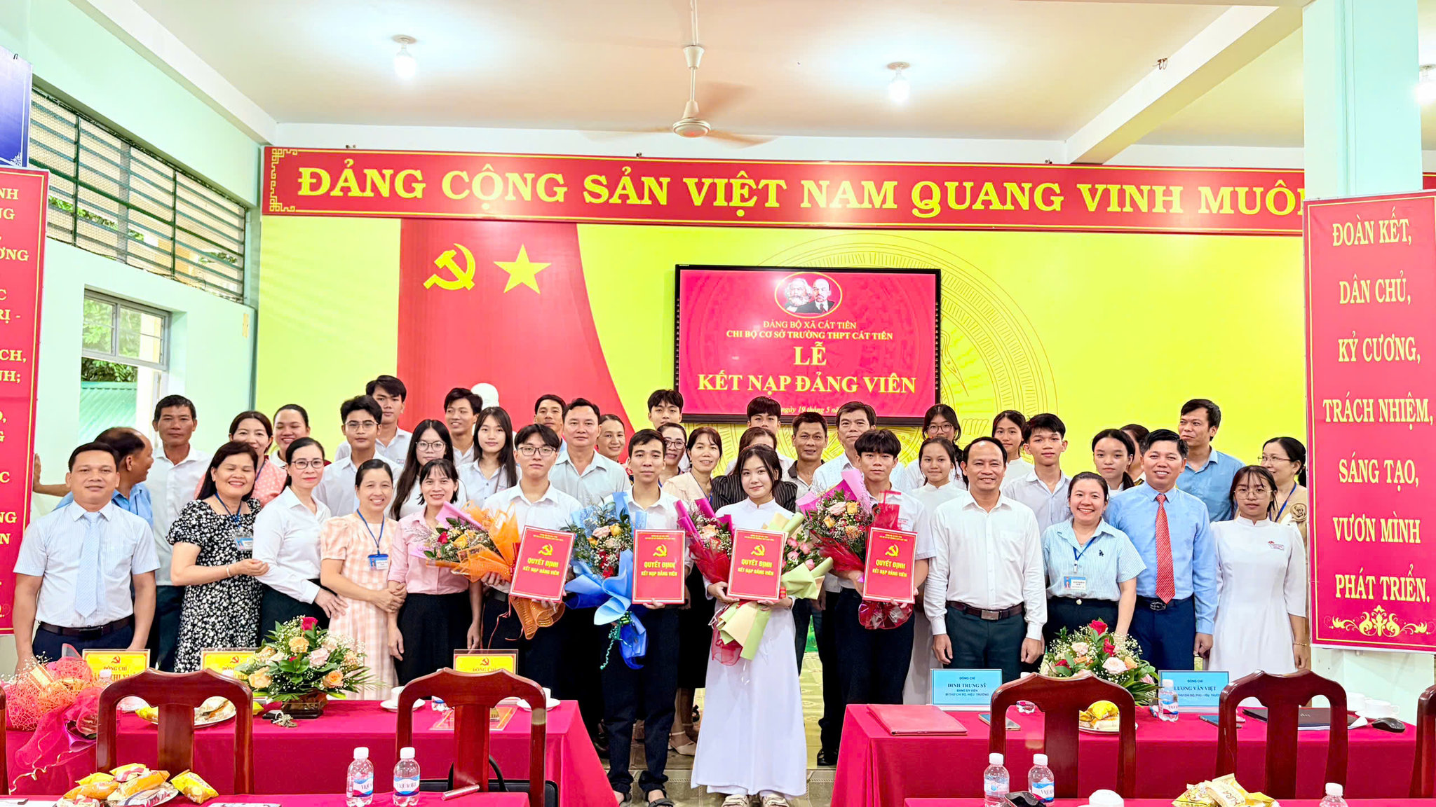 Những đảng viên tuổi 18 là niềm tự hào của gia đình và nhà trường